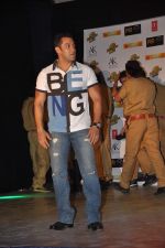Salman Khan at Dabangg 2 premiere in PVR, Mumbai on 20th Dec 2012 (23).JPG